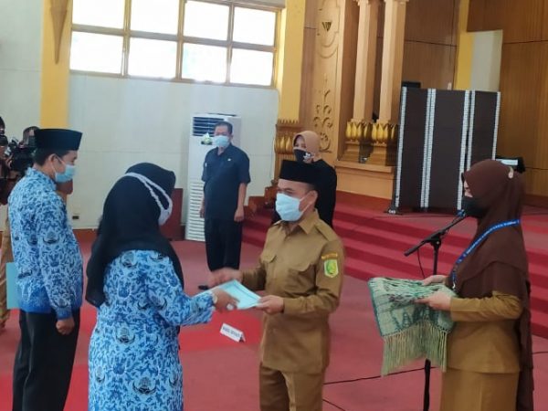 Acara Penyerahan SK Pengangkatan dan Pengambilan Sumpah/Janji Pegawai Pemerintah dengan Perjanjian Kerja di Lingkungan Pemerintah Kabupaten Sambas Tahun 2021