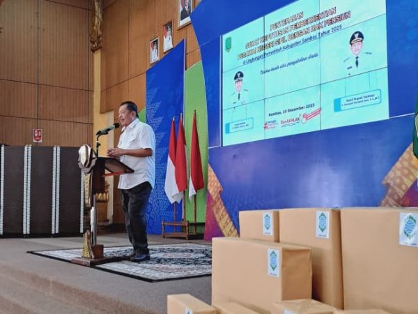 PENYERAHAN SK PEMBERHENTIAN DENGAN HAK PENSIUN DI LINGKUNGAN PEMERINTAH KABUPATEN SAMBAS