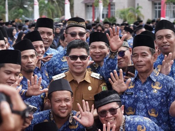 PENYERAHAN SK PPPK PARUH WAKTU TAHUN 2025 DI  KABUPATEN SAMBAS, 3232 ORANG TERIMA SK