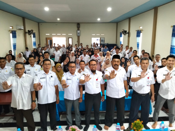 BKPSDMAD Kabupaten Sambas Laksanakan Asistensi Percepatan Peningkatan Skor Arsip Digital PNS Guru dan Monitoring E-Kinerja di Kecamatan Teluk Keramat